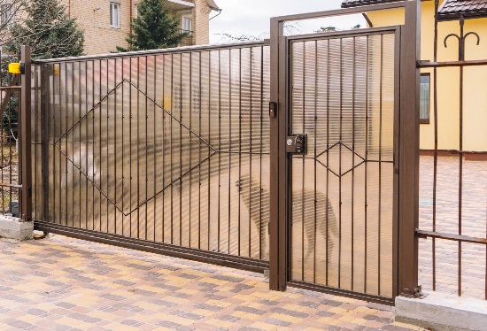 Купить ворота из профлиста с элементами ковки, с металлическими столбами в рамке или под дерево в Иркутске от 157426 руб